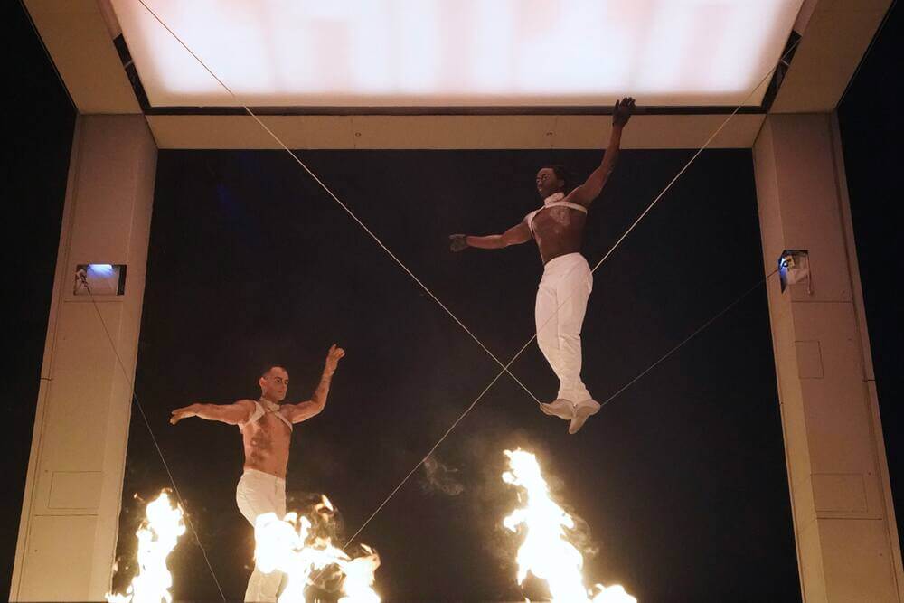 Taye performing